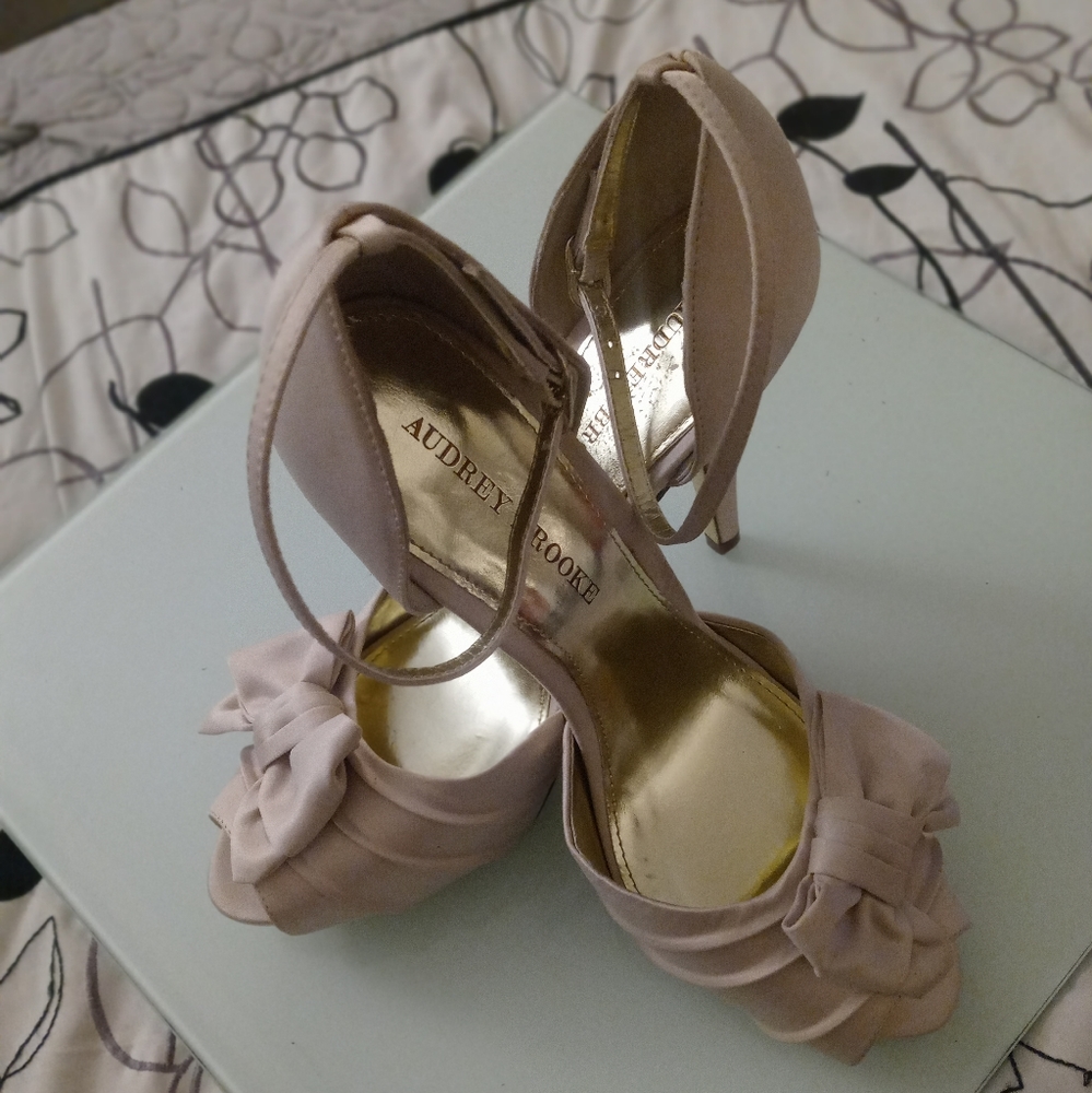 Beautiful Bone Peep Toe👠